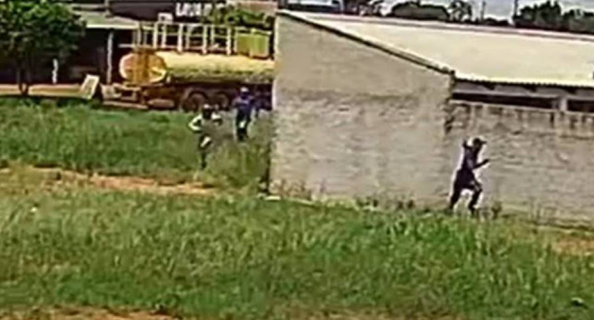 Vídeos de monitoramento flagram pastor e operário em fuga de atentado a tiros