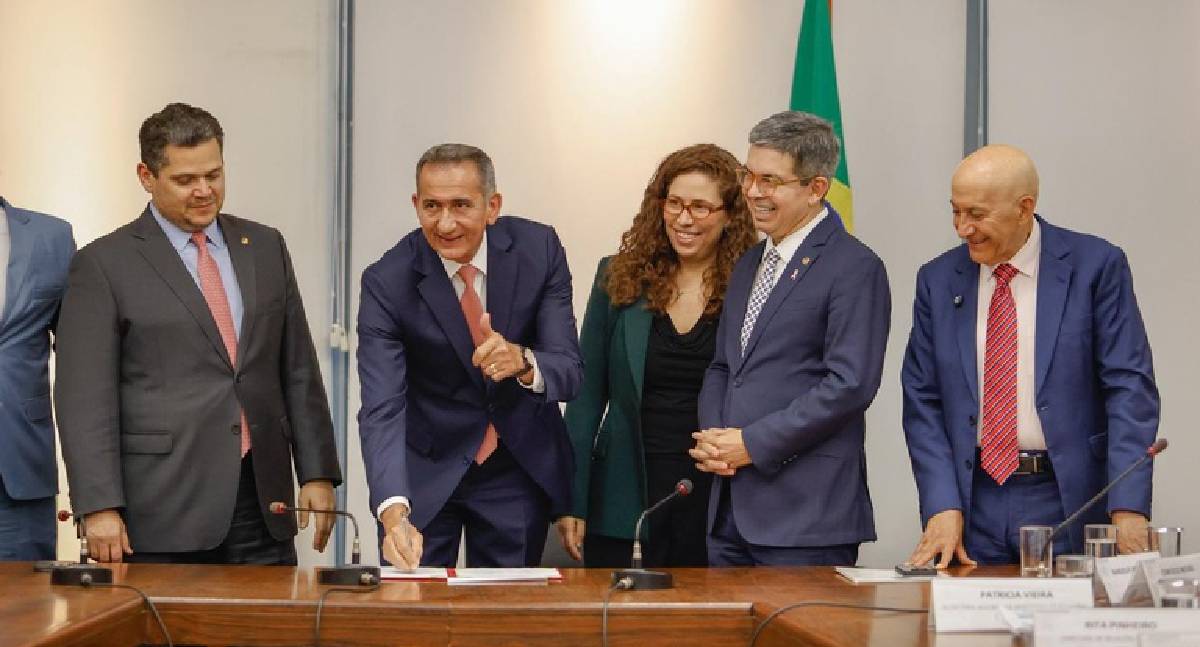 Waldez assina acordo de reajuste salarial de policiais e bombeiros