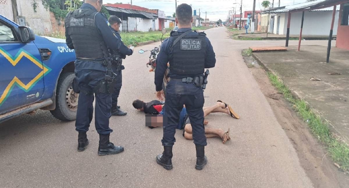 Polícia prende dupla em moto após roubo no bairro Tiradentes