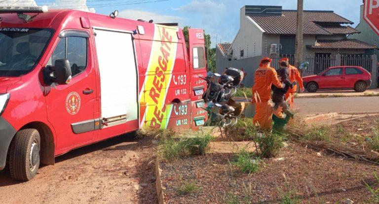 Acidente entre carro e moto é registrado no bairro Beira Rio