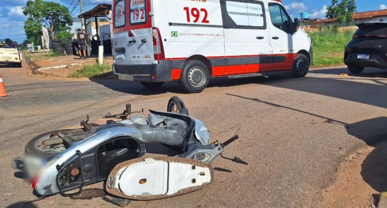 Acidente entre carro elétrico e motocicleta deixa mulher ferida em Porto Velho