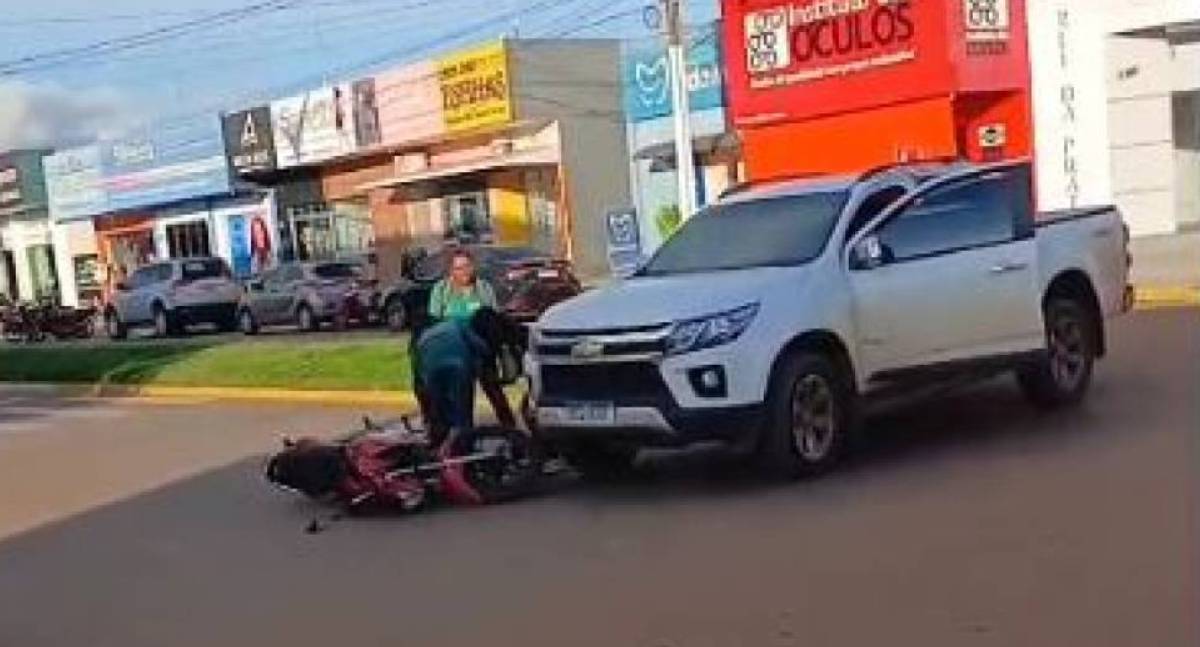 Acidente tem "capacetadas" em picape e criança por pouco não é esmagada