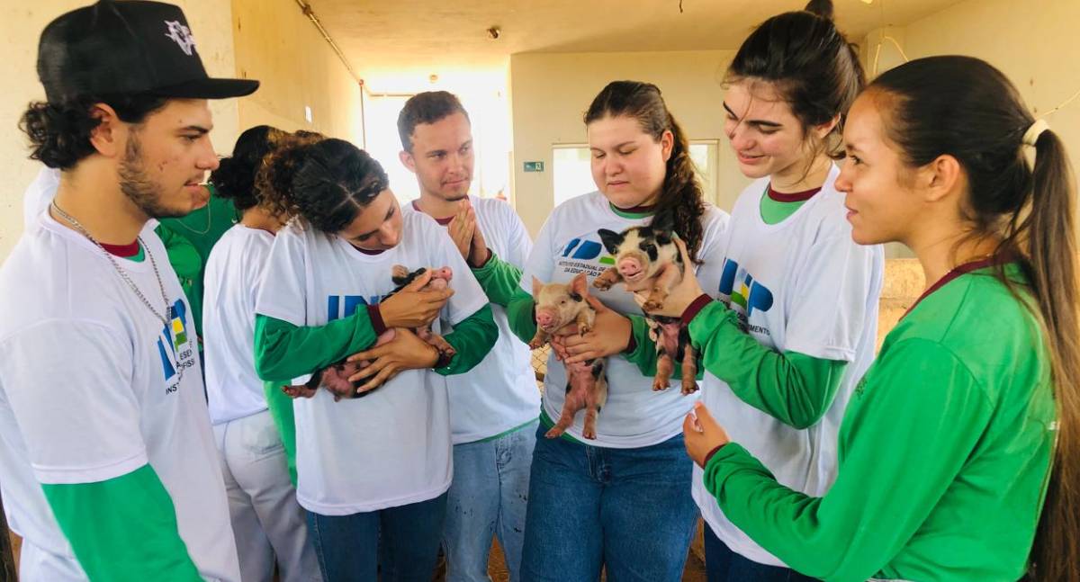 Alunos do Curso Técnico em Zootecnia apresentam práticas de bem-estar animal na II Semana do Técnico Agrícola em Pimenta Bueno