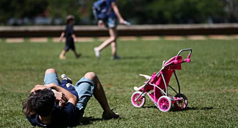 Ampliação da licença-paternidade é avanço, mas não resolve desigualdade no cuidado infantil