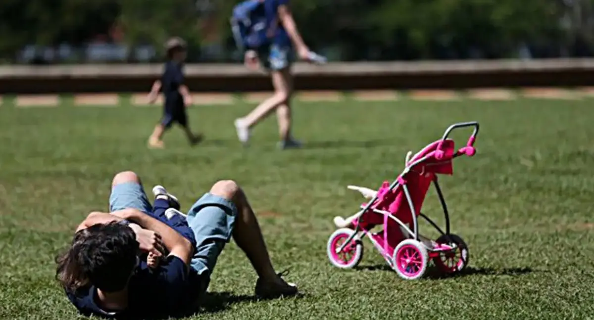 Ampliação da licença-paternidade é avanço, mas não resolve desigualdade no cuidado infantil