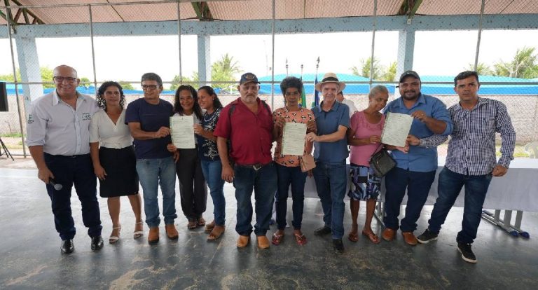 Bagattoli entrega 85 títulos de terras a produtores de Parecis