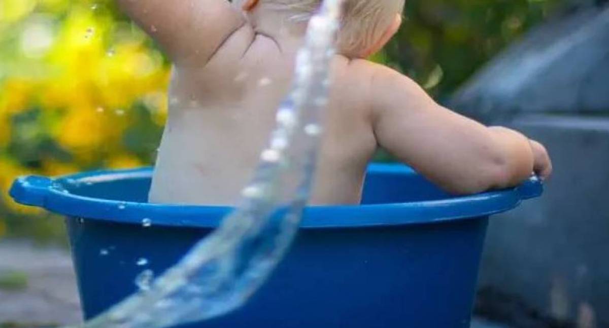 Bebê de 7 meses morre após cair de cabeça em um balde com água