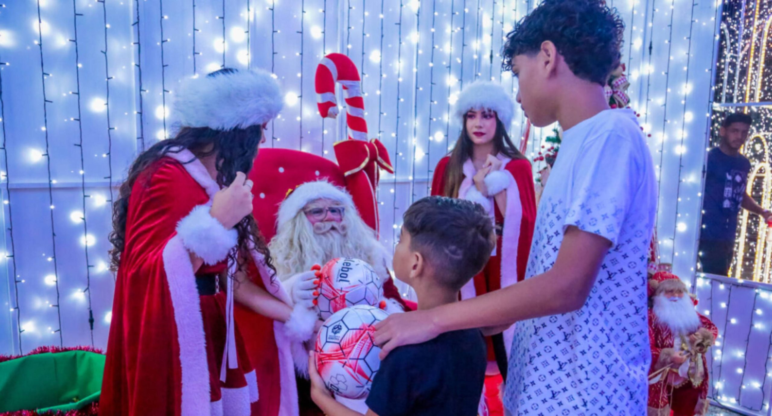 Bolas confeccionadas no projeto Pintando a Liberdade são entregues pelo Governo de Rondônia durante “Natal de Luz”