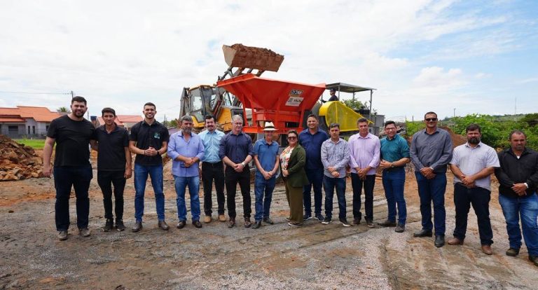 Britador móvel em Alta Floresta d’Oeste é entregue por Bagattoli para acelerar obras de infraestrutura