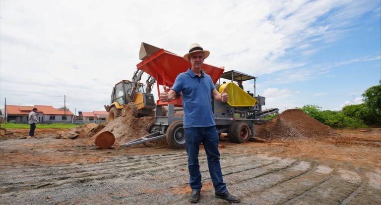 Senador Jaime Bagattoli fortalece agricultura familiar com entrega de colheitadeira a produtores rurais
