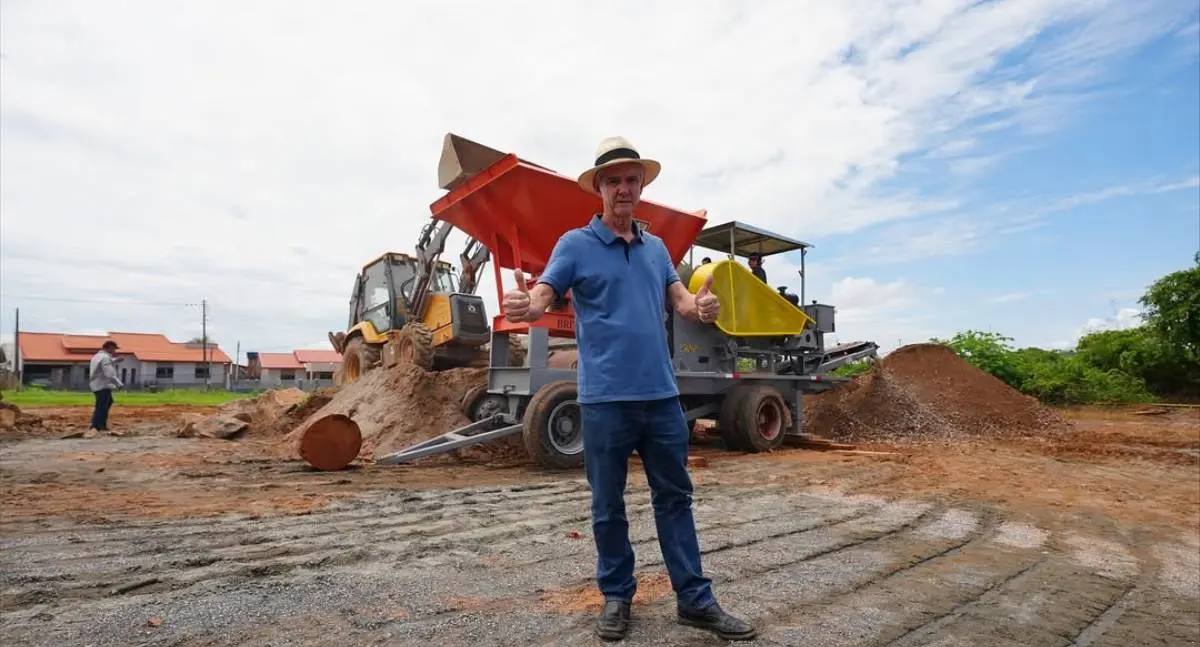 Britador móvel em Alta Floresta d’Oeste é entregue por Bagattoli para acelerar obras de infraestrutura