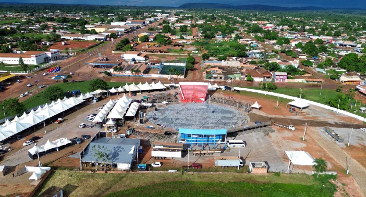 Bumbódromo pronto para o espetáculo Duelo na Fronteira que movimenta a Pérola do Mamoré