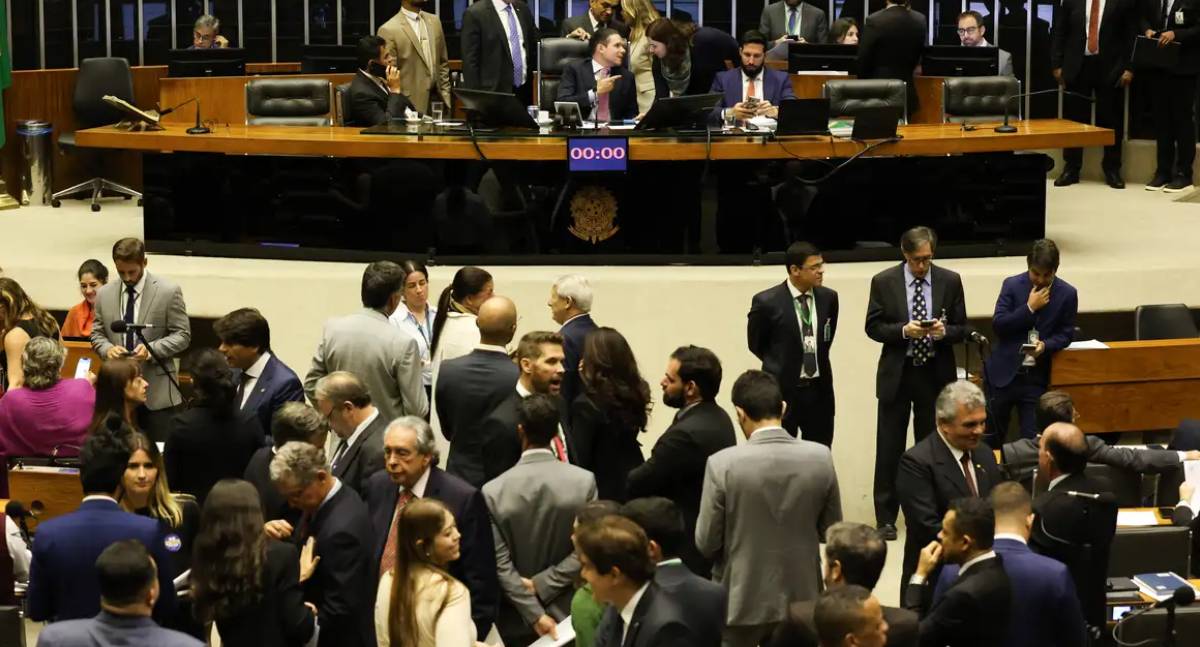 Câmara aprova projeto que dificulta aborto legal em crianças e adolescentes