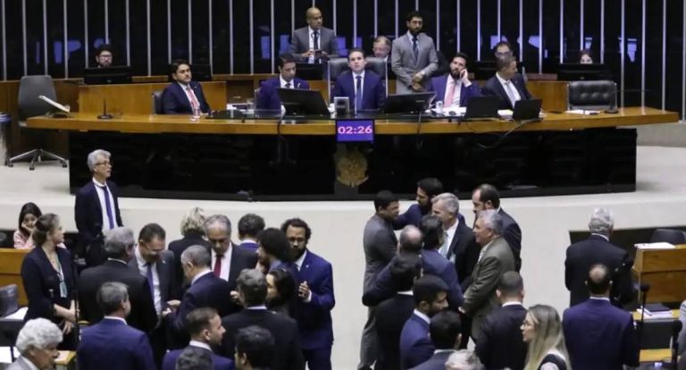 Câmara aprova texto-base do projeto antifacção com penas de até 66 anos e governo promete reverter no Senado