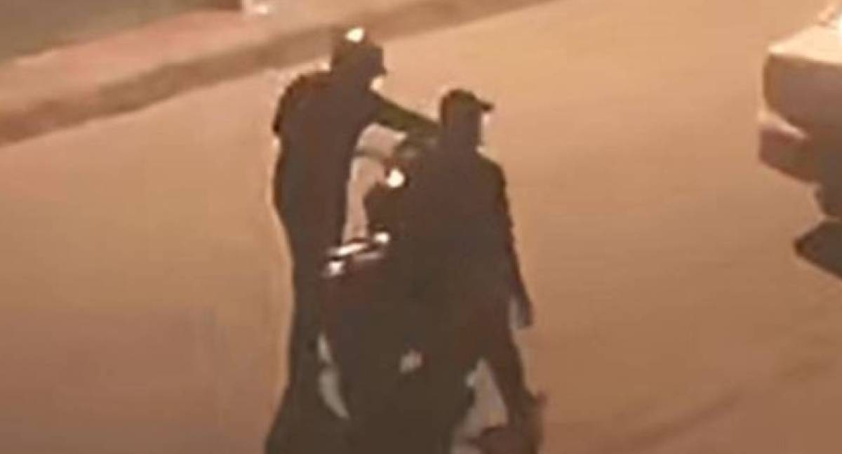 Câmeras flagram ladrões empurrando motocicleta furtada em Rondônia