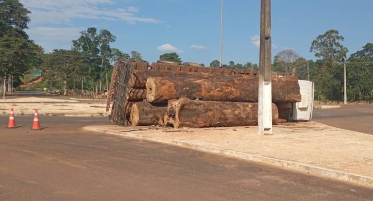 Caminhão carregado com toras tomba em Rondônia