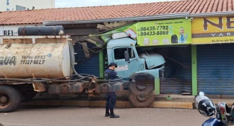 Caminhão-pipa perde controle e colide contra ponto de camelô no centro