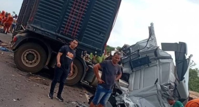 Caminhoneiro morre em engavetamento de três carretas na BR-364