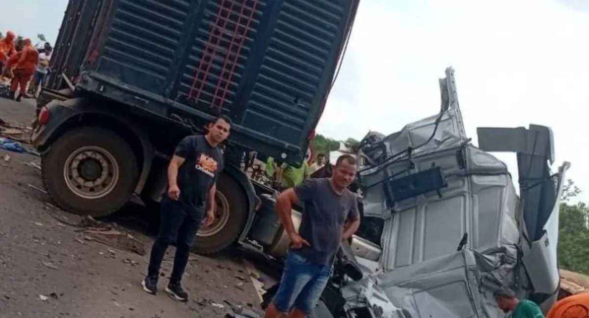 Caminhoneiro morre em engavetamento de três carretas na BR-364