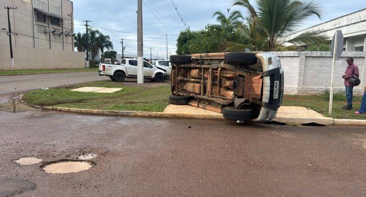 Caminhonete de médico capota após colisão no trecho urbano da BR-174 em Vilhena