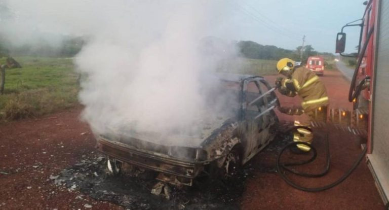 Carro é completamente destruído por incêndio na RO-010