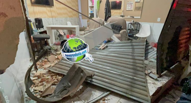 Carro invade salão de beleza em acidente no centro