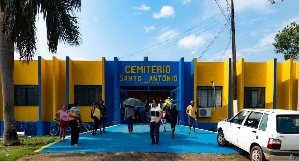 Cerca de 16 mil pessoas visitam cemitérios Santo Antônio e dos Inocentes no Dia de Finados