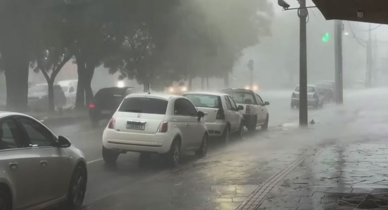Ciclone causa danos no Rio Grande do Sul e deixa 200 mil moradores sem luz