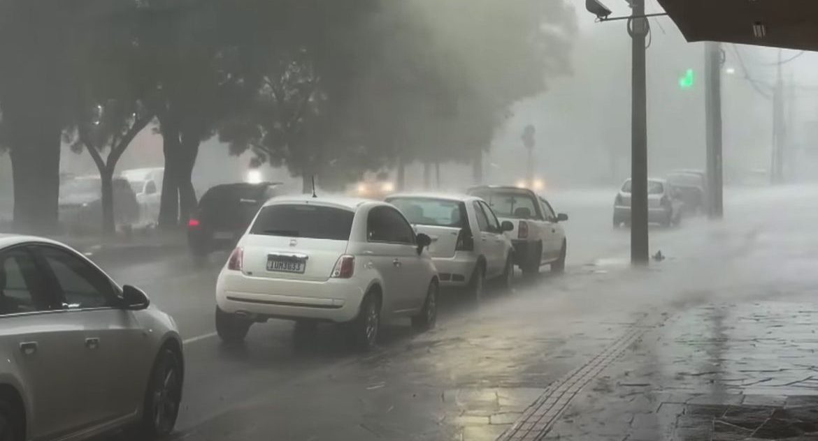 Ciclone causa danos no Rio Grande do Sul e deixa 200 mil moradores sem luz