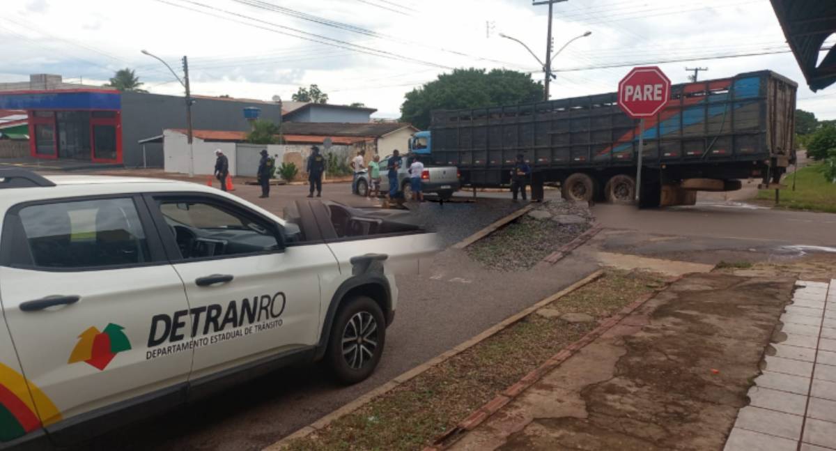 Colisão entre caminhão e carro é registrada em Rolim de Moura