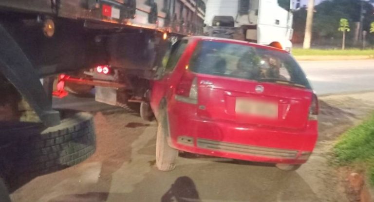 Colisão entre carreta e Palio causa danos materiais em RO