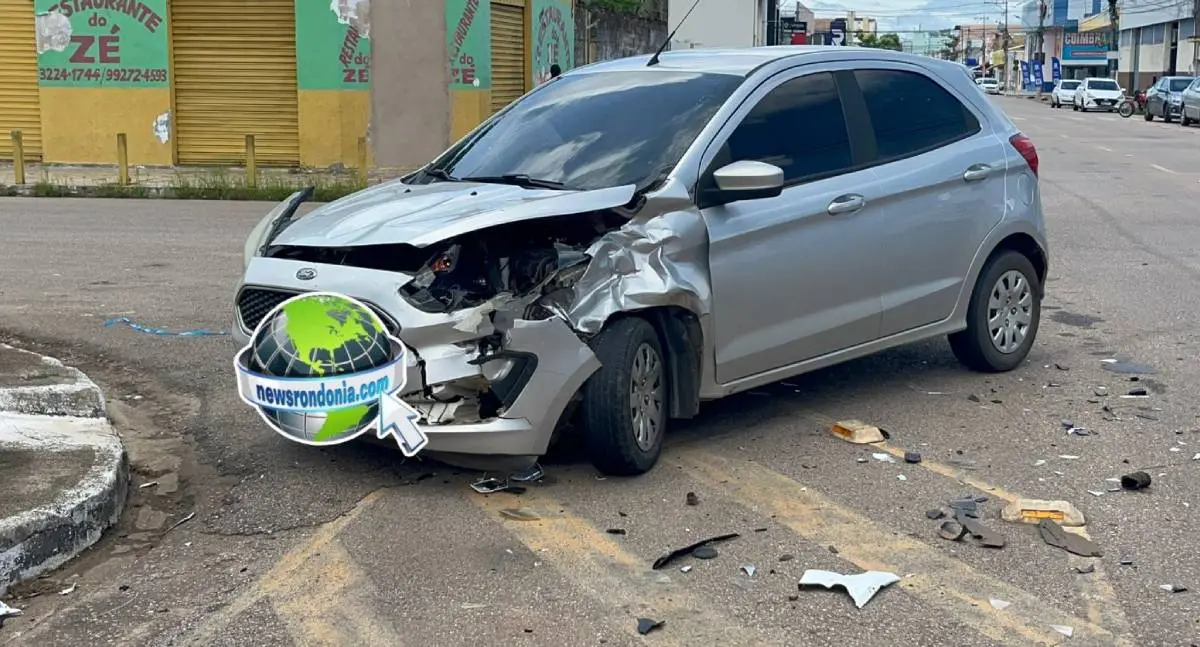 Colisão entre carros deixa homem ferido no centro de Porto Velho