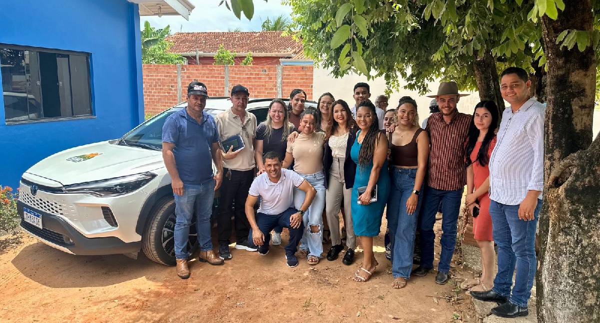 Cristiane Lopes entrega veículo e equipamentos à Assistência Social