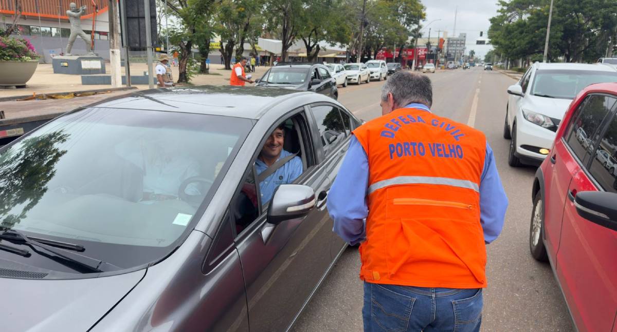 Defesa Civil Municipal realiza pit stop para orientar população sobre segurança em enchentes em Porto Velho