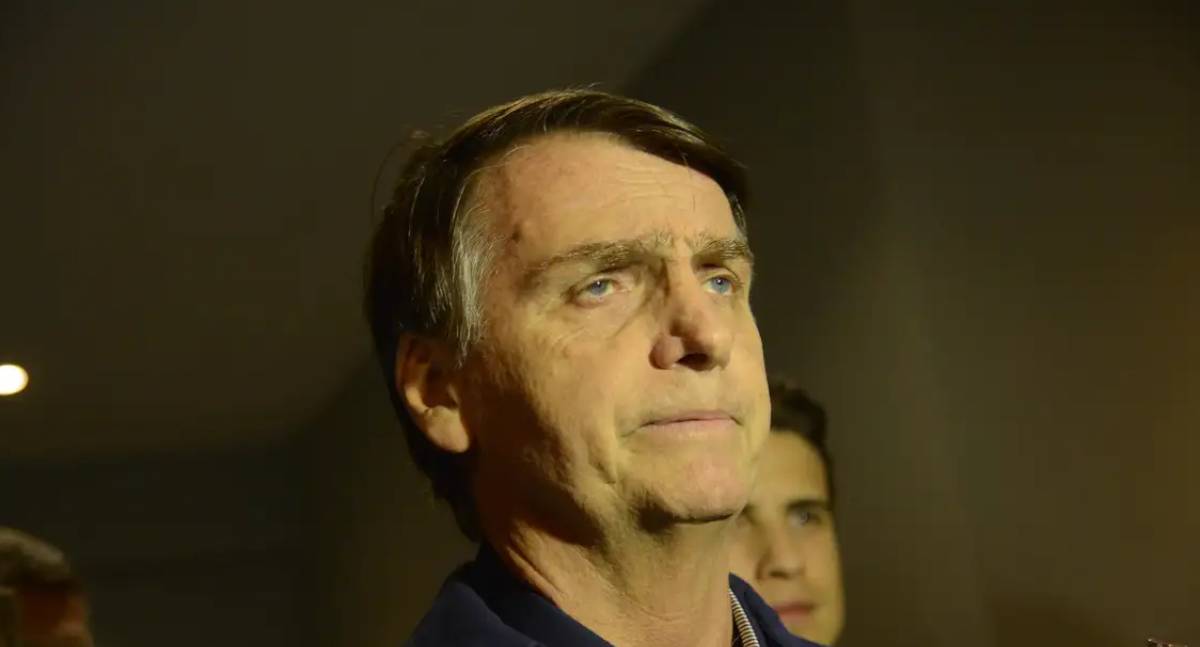 Defesa de Bolsonaro nega uso de celular em visita de Nikolas Ferreira