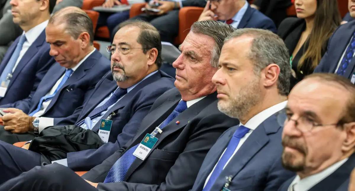 Defesas de Bolsonaro e outros réus contestam execução imediata das penas