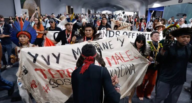 Demarcação de terras e participação popular marcam protestos na COP30