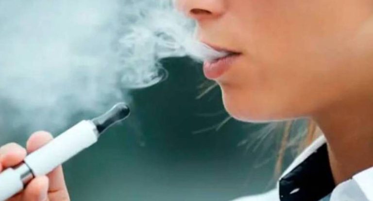 Denúncia de mãe leva a flagrante de jovens fumando vape em escola de RO