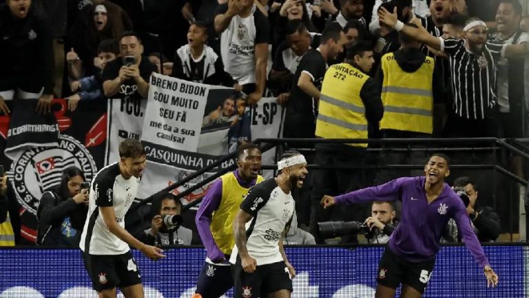 Depay e Yuri Alberto brilham em vitória do Corinthians