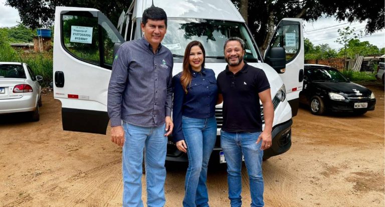 Deputada Federal Cristiane Lopes entrega van adaptada para transporte de pacientes em Guajará-Mirim