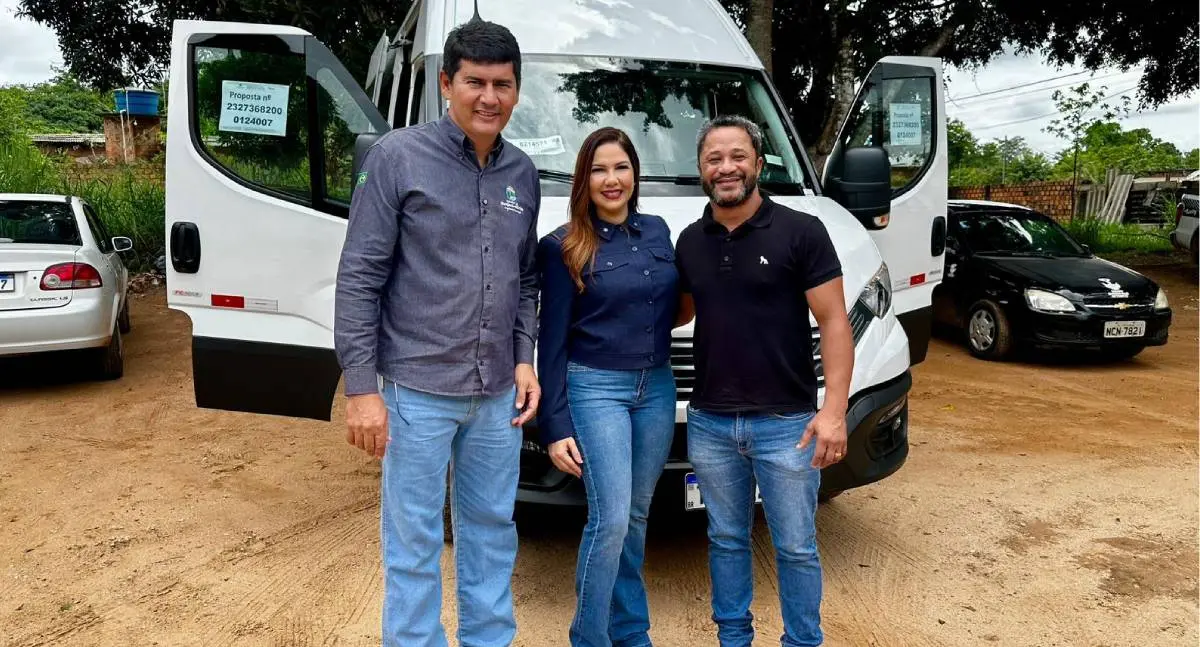 Deputada Federal Cristiane Lopes entrega van adaptada para transporte de pacientes em Guajará-Mirim