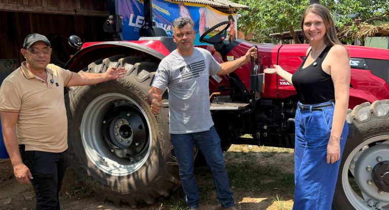 Deputada Lebrinha entrega trator para associação de agricultores em Monte Negro