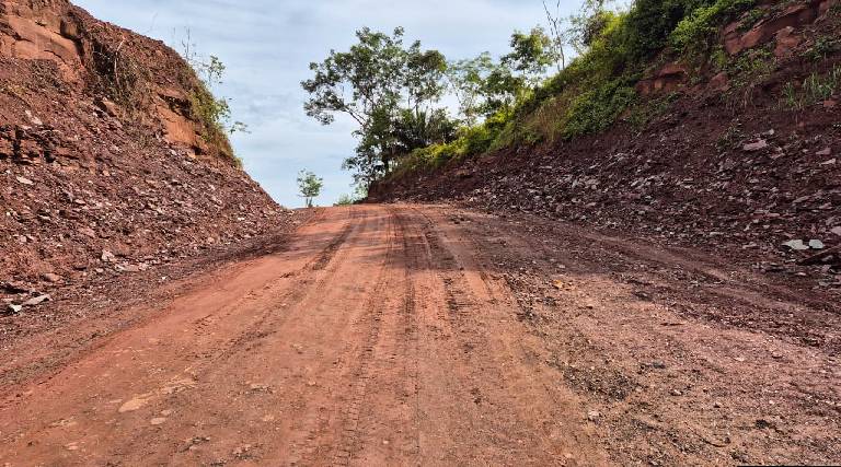 DER-RO melhora a RO-490 com encascalhamento e rebaixamento de morros