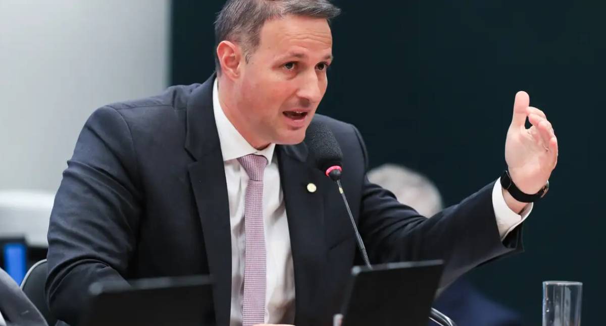 Derrite recua de alterações no PL Antifacção e garante manter competências da PF