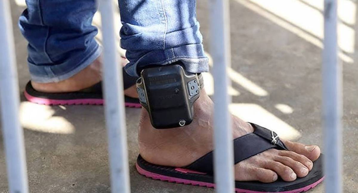 Detento com tornozeleira eletrônica debocha de PMs após ser preso em RO