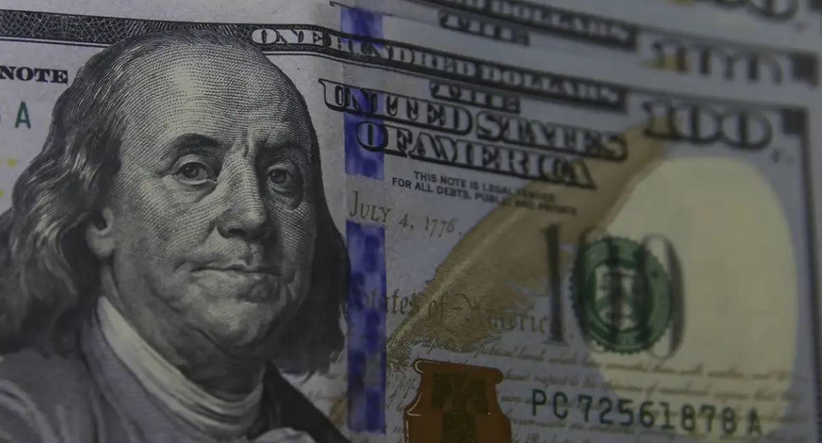Dólar tem forte queda e fecha abaixo de R$ 5,30, e Bolsa atinge 15ª alta seguida