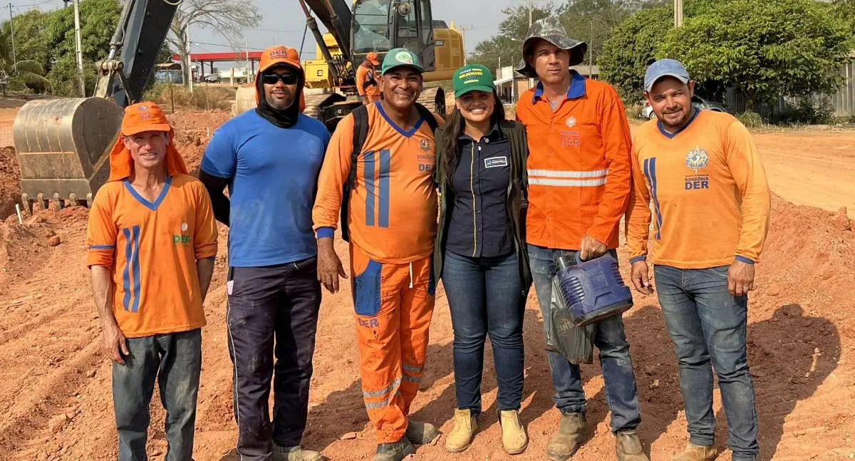 Dra. Taíssa homenageia equipe do DER pelo trabalho na pavimentação de Jacinópolis