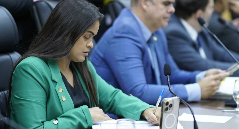 Dra. Taíssa reafirma compromisso com a valorização da Educação e vota a favor de concurso público na Seduc