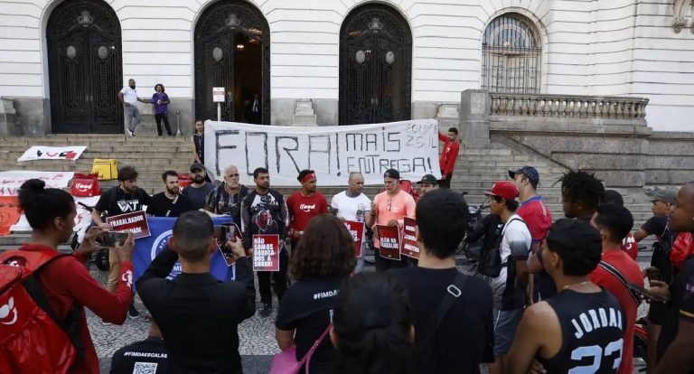 Entregadores protestam contra modelo +Entregas do iFood