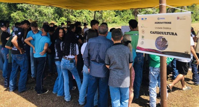 Estudantes de Curso Técnico em Agronegócio apresentam geladinho de café gourmet em Pimenta Bueno